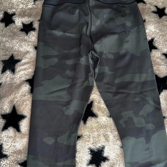ALO Yoga High-Waist Camo Leggings in Dark Green Like Brand New Size Large Vapor - Picture 3 of 6